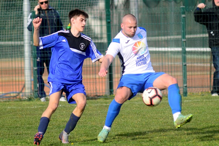 BIO GA JE PUN TEREN - Saša Urošević u akciji protiv Antonia Medvida (Snimio Dejan Štifanić)