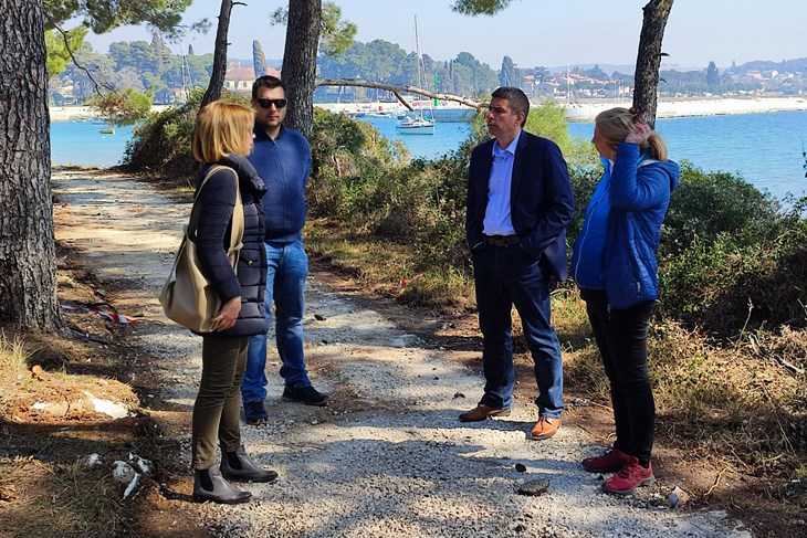 Gradonačelnik Rovinja Marko Paliaga obišao je park u sklopu rovinjske bolnice