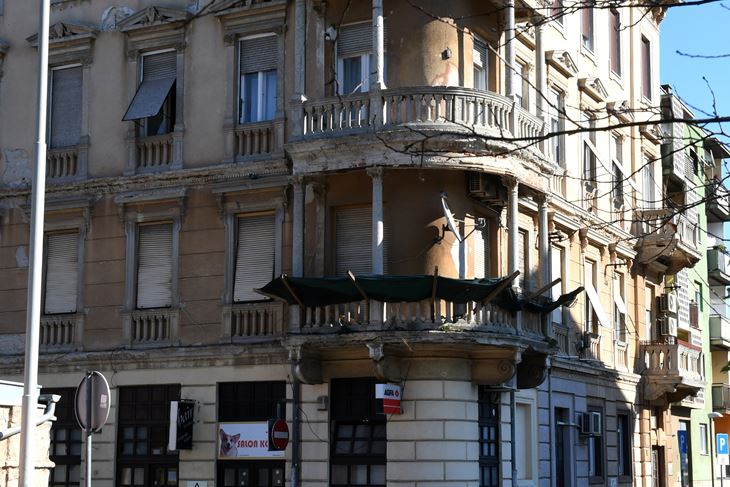 Zgrada na križanju Marulićeve i Rovinjske ulice u Puli (Snimio Milivoj Mijošek)