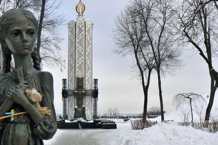 Spomenik Holodomoru u Kijevu - izgladnjela djevojčica s klasjem žita Gladomor