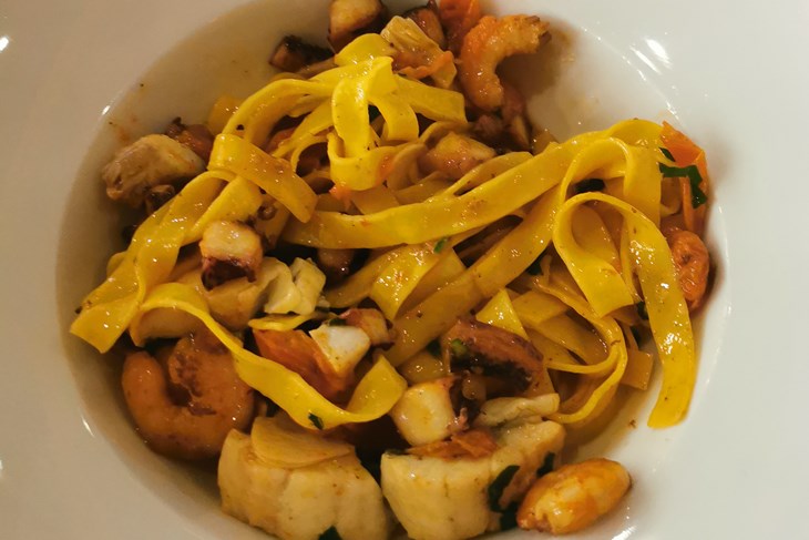 Tagliatelle s plodovima mora