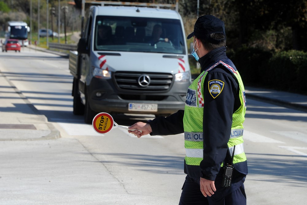 Policijska akcija danas u Puli (snimio Milivoj MIJOŠEK)