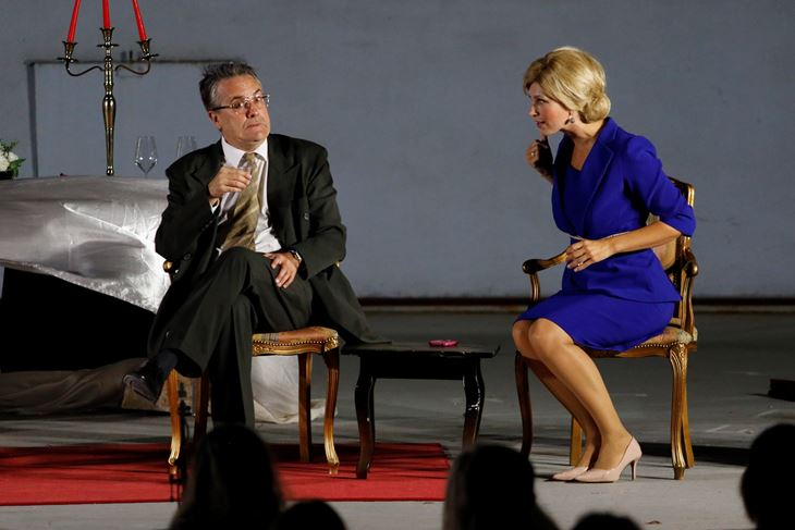 Tarik Filipović u ulozi Franje Tuđmana  i Ornela Vištica kao Kolinda Grabar-Kitarović  u sceni iz predstave( Foto: Ivo Ravlić / CROPIX)