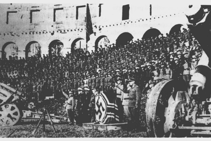 Nacistička svečanost u pulskom amfiteatru, najvjerojatnije proslava rođendana Adolfa Hitlera 1944. godine (Snimio Marcello Bogneri)