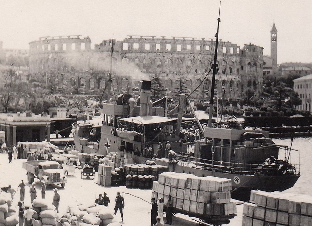 Nacistička svečanost u pulskom amfiteatru, najvjerojatnije proslava rođendana Adolfa Hitlera 1944. godine (Snimio Marcello Bogneri)
