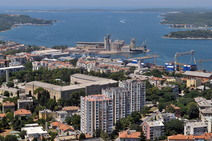 Turizam uglavnom traži sezonsku radnu snagu, a industrija stalnu (Snimio Neven Lazarević)