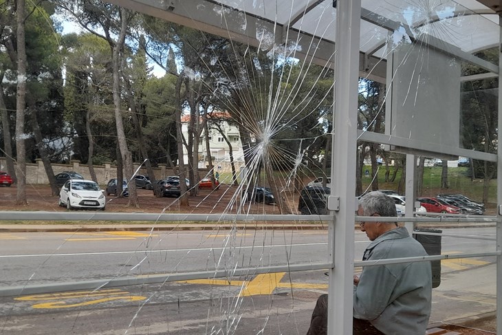 Autobusno stajalište na Valkanama (Snimila Jasna Orlić)