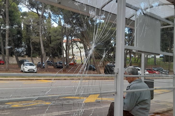 Autobusno stajalište na Valkanama (Snimila Jasna Orlić)