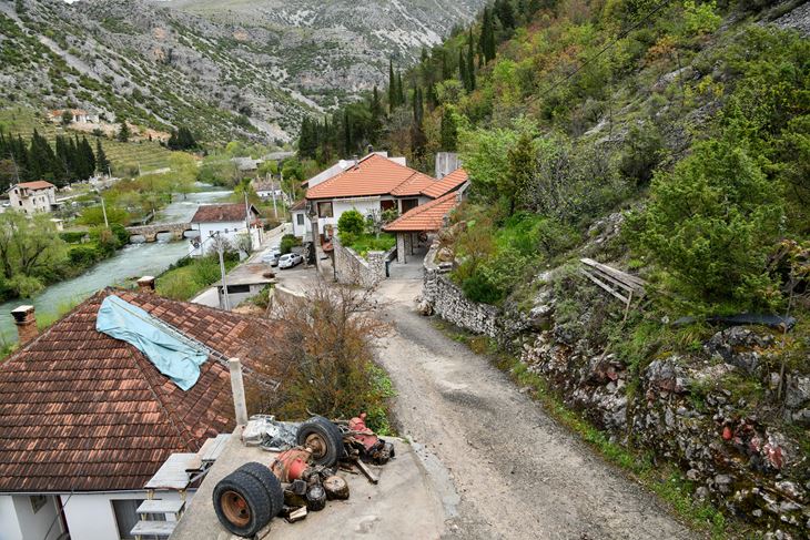 Kuća koju je pogodio kamen i usmrtio djevojku (Cropix)