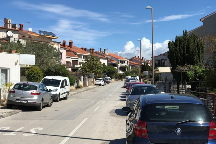 Palisina ulica zakrčena parkiranim automobilima s obje strane prometnice (snimio Paulo GREGOROVIĆ)