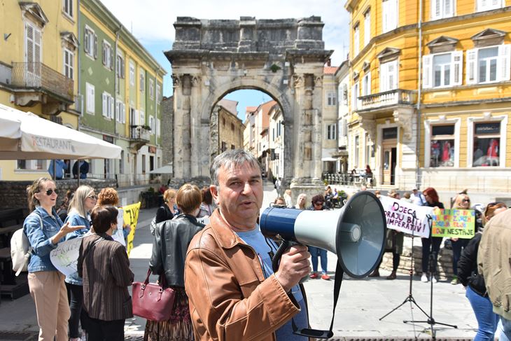 Rajko Kutlača, predsjednik Sindikata Istre, Dalmacije i Kvarnera na današnjem prosvjedu odgojitelja (Snimio Duško Marušić Čiči)