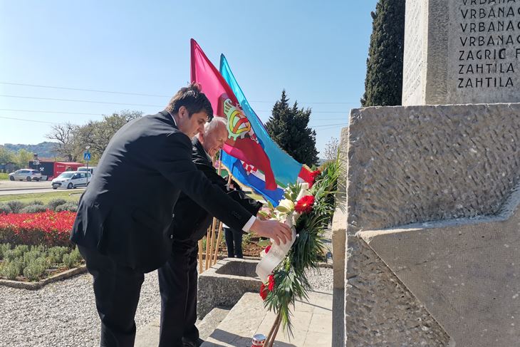 Glavičić i Franković polažu vijenac na spomen obilježje u Vinežu