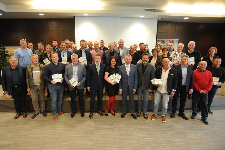 Podjela diploma proizvođačima maslinovog ulja (Snimio Milivoj Mijošek)