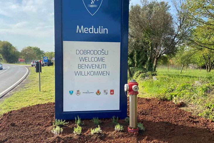 Nova tabela na ulazu u Medulin