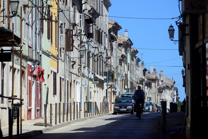 Vodnjan, Trgovačka ulica (Snimio Dejan Štifanić)