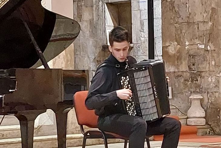 Harmonikaš Marin Bilić (Snimila Vanesa Begić)