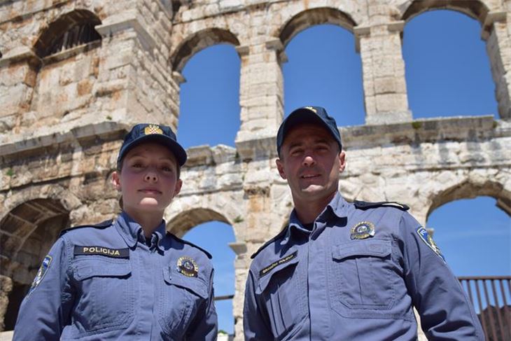 Policajka Laura sa starijim kolegom