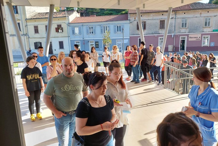 Za ulazak u školu čekalo se u redu (Foto Ivan Žagar)