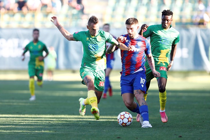 ZAUSTAVITI ZLATNU  KOPAČKU HNL-a - Slavko Blagojević u duelu s Markom Livajom (foto M. ĐANJEŠIĆ/ CROPIX)