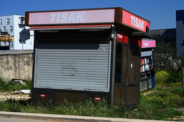 Odbačeni kiosci Tiska (snimio Milivoj MIJOŠEK)