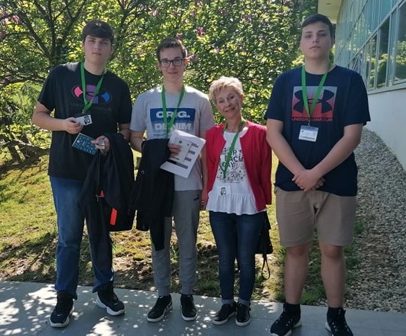 Karlo Strel, David Vorano i Petar Vorano u pratnji mentorice profesorice Olivere Tadić