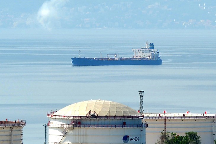 Panamski tanker ispred Rijeke (Foto Cropix)