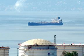 Panamski tanker ispred Rijeke (Foto Cropix)