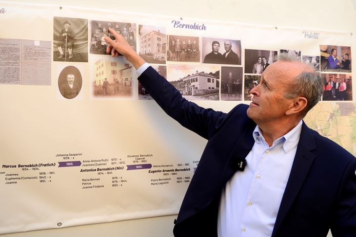 Dugačka vremenska lenta potkrijepljena fotografijama i dokumentima (Snimio Dejan Štifanić)