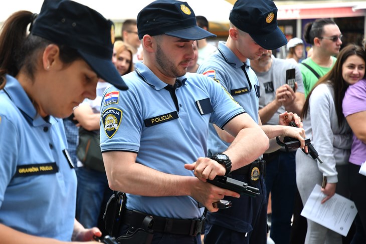 Prezentacija policijskog posla jutros u Puli (snimio Milivoj MIJOŠEK)