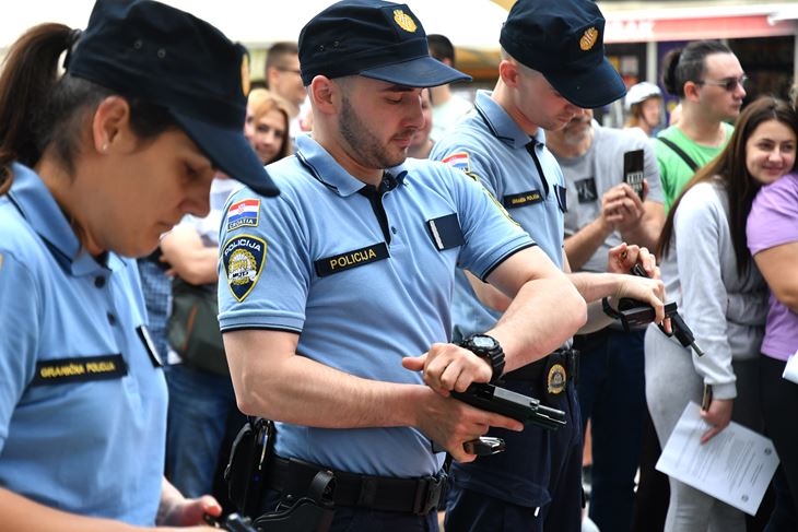 Prezentacija policijskog posla jutros u Puli (snimio Milivoj MIJOŠEK)