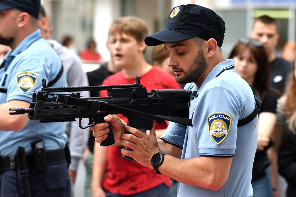 Prezentacija policijskog posla jutros u Puli (snimio Milivoj MIJOŠEK)