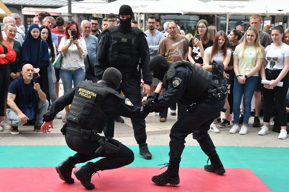 Prezentacija policijskog posla jutros u Puli (snimio Milivoj MIJOŠEK)