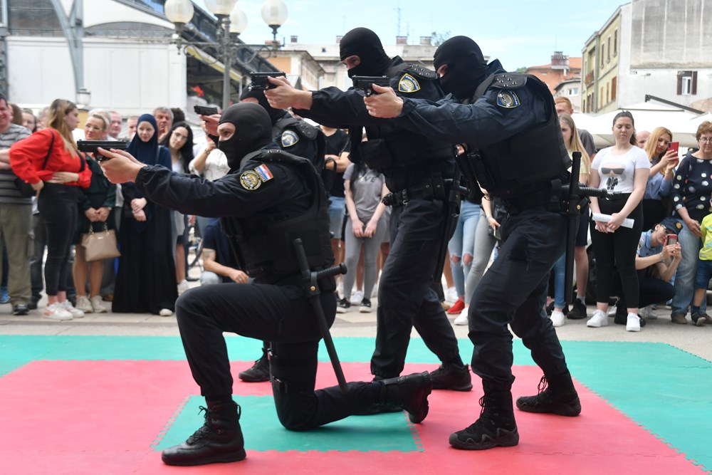Prezentacija policijskog posla jutros u Puli (snimio Milivoj MIJOŠEK)
