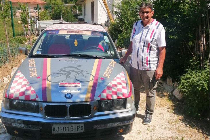 Remzo Musa sa svojim automobilom prati kćerke na utrkama
