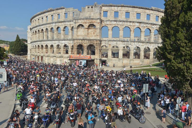 Defile posjetitelja Croatia bike weeka ispred pulske Arene (Snimio Neven Lazarević / Arhiva)