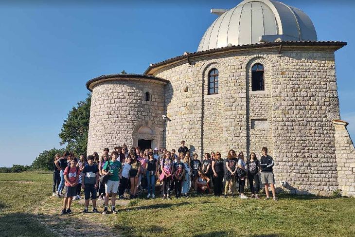 Labinski školarci ispred zvjezdarnice Višnjan
