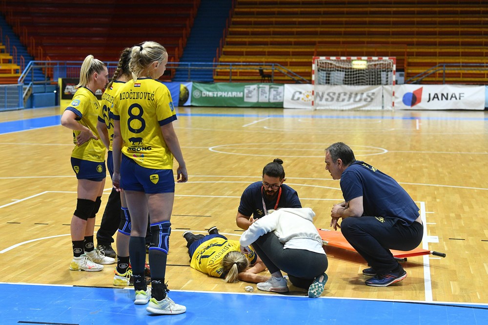  Ozlijeđena rukometašica Miranda Raspudić (foto: Goran Mehkek / CROPIX)