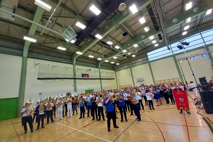 Na početku koncertnog programa zajedno je zasviralo 14 orkestara iz hrvatskog, slovenskog i talijanskog dijela Istre (Snimila Tea Tidić)