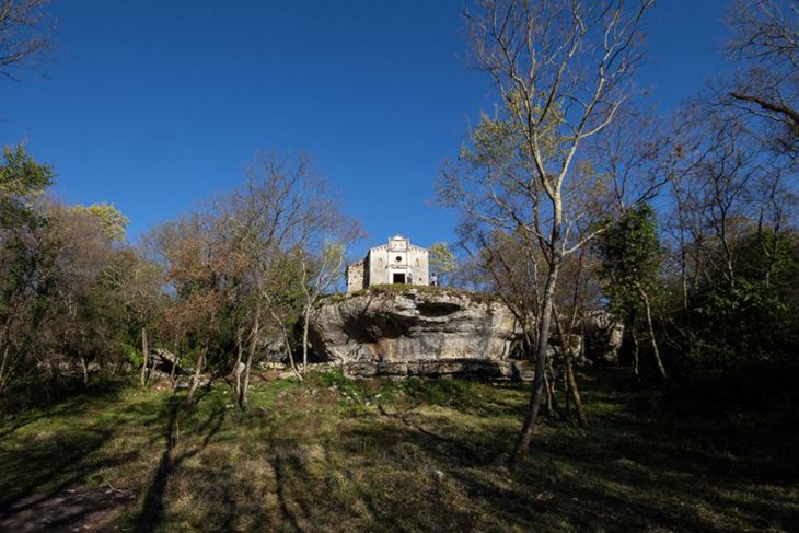 Crkva Sv. Petra na vrhu Tondolon u baljanskoj župi (Snimio Enes Seferagić Enki)
