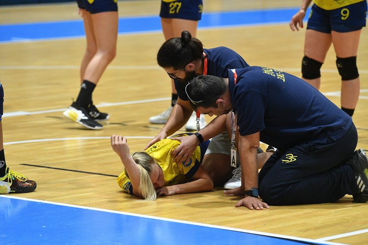 JEZIVA SCENA - Nepomična Katarina Raspudić čeka dolazak hitne pomoći (Snimio Goran Mehkek / Cropix)