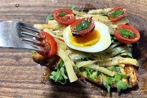 ŠKOLA KUHANJA BY THE OUTLAW CHEF: Toast - jaja i pomidor