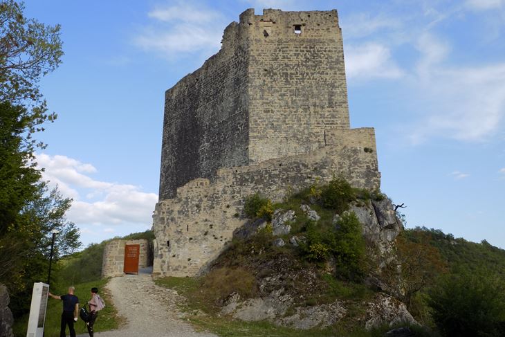 Tisućljetni kaštel Petrapilosa, jedna od ljetnih pozornica (Snimila Gordana Čalić Šverko)