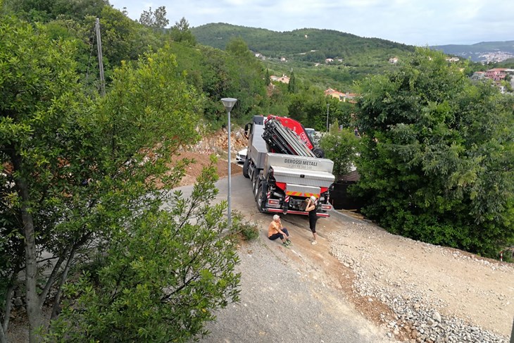 Roditelji Marca Romana Počivalšeka ispred kamiona