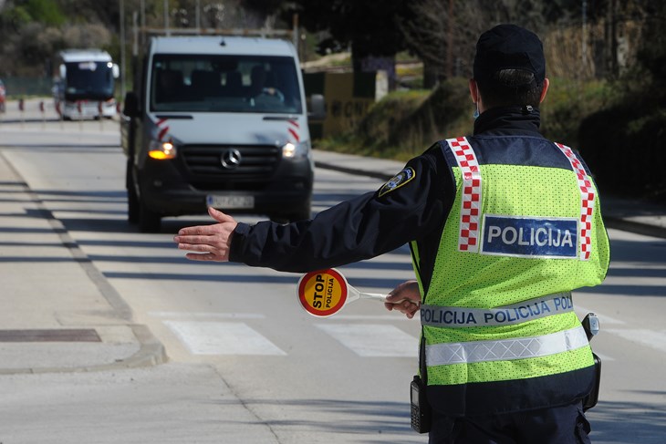 Vozači se pozivaju da se vežu i da ne koriste mobitele