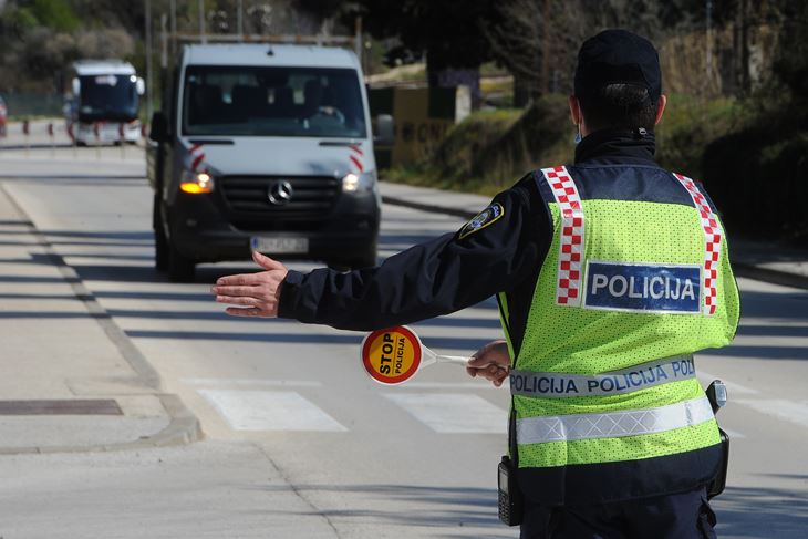 Vozači se pozivaju da se vežu i da ne koriste mobitele