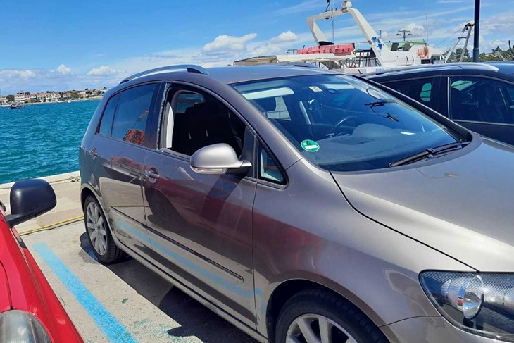 Vatrogasci su razbili staklo da bi izvukli bebu (foto JVP Umag)