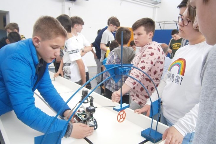 Robotrka na prstenac (Arhiva)