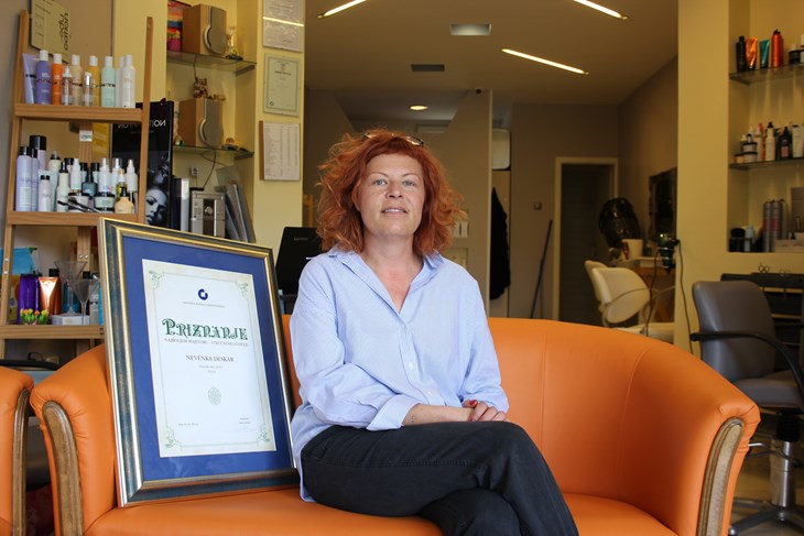  Nevenka Deskar s priznanjem Obrtničke komore Istarske županije (snimila Doria MOHOROVIĆ)