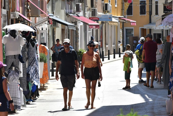 Turisti u Novigradu (snimio Milivoj MIJOŠEK)
