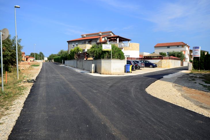 Asfalt je konačno stigao u Valdenagu (snimio Dejan ŠTIFANIĆ)